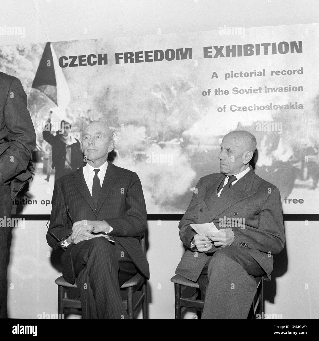 Sir Alec Douglas-Home (l) bei der Eröffnung der Ausstellung für die Freiheit der Tschechischen Republik, eine bildhafte Aufzeichnung der Invasion der Tschechoslowakei durch die Länder des Warschauer Paktes. Die Ausstellung umfasst auch Plakate, Untergrundzeitungen und Flugblätter, die seit der Besetzung im vergangenen August aus dem Land gebracht wurden Stockfoto