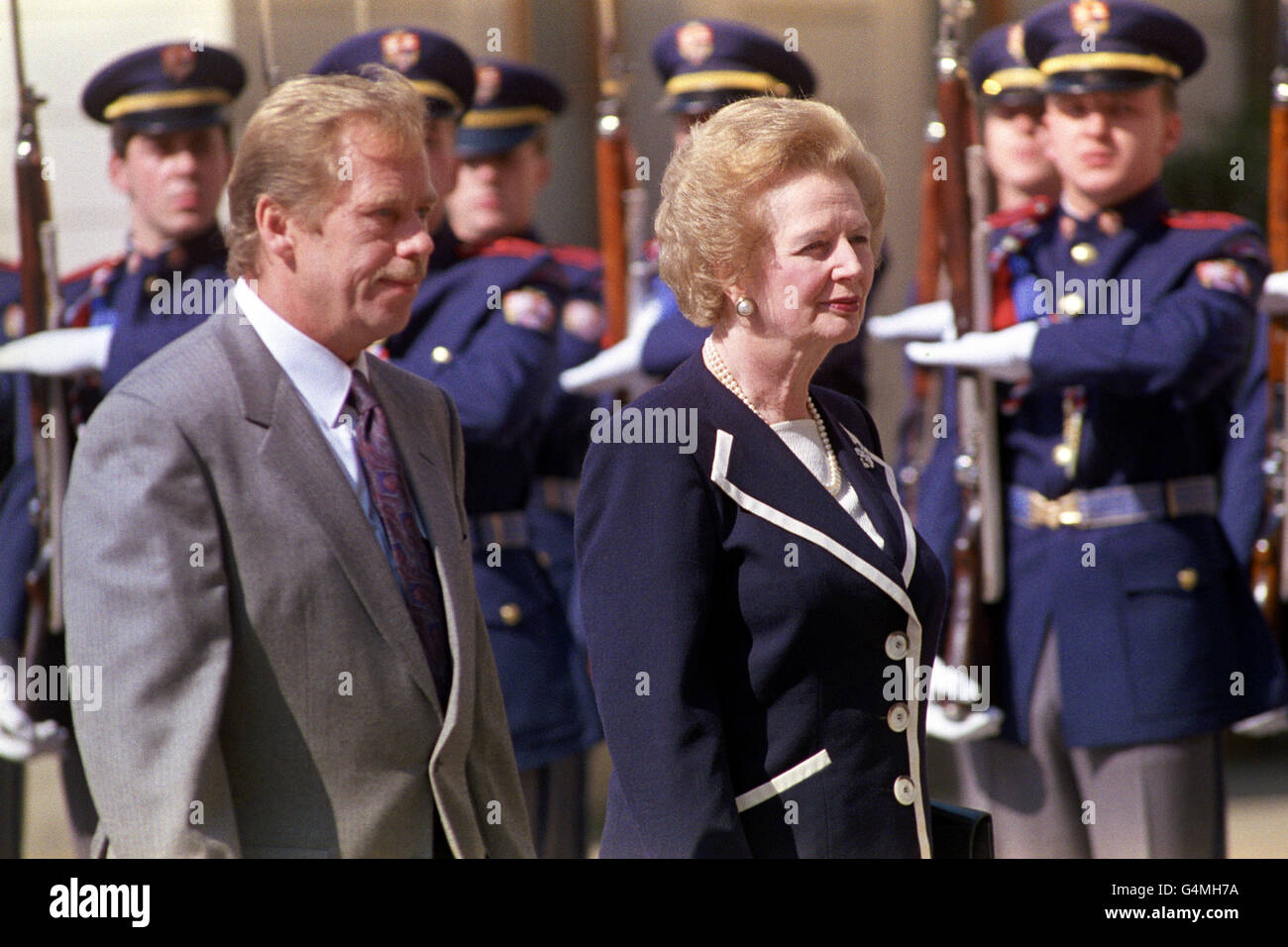 Die britische Premierministerin Margaret Thatcher wird angeführt Zum Mittagessen an der Ehrenwache des Präsidenten der Tschechoslowakei vorbei Vaclav Havel auf der Prager Burg Stockfoto