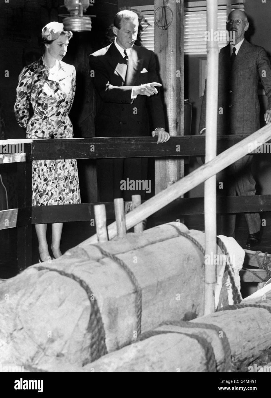 Königin Elizabeth II. Erzählt aus erster Hand vom Kon Tiki-Abenteuer von Thor Heyerdahl, als sie das Floß im Norwegischen Volksmuseum in Bygdo, kurz vor Oslo, ansah. Stockfoto Königin Elizabeth II. Erzählt aus erster Hand vom Kon Tiki-Abenteuer von Thor Heyerdahl, als sie das Floß im Norwegischen Volksmuseum in Bygdo, kurz vor Oslo, ansah. Stockfoto