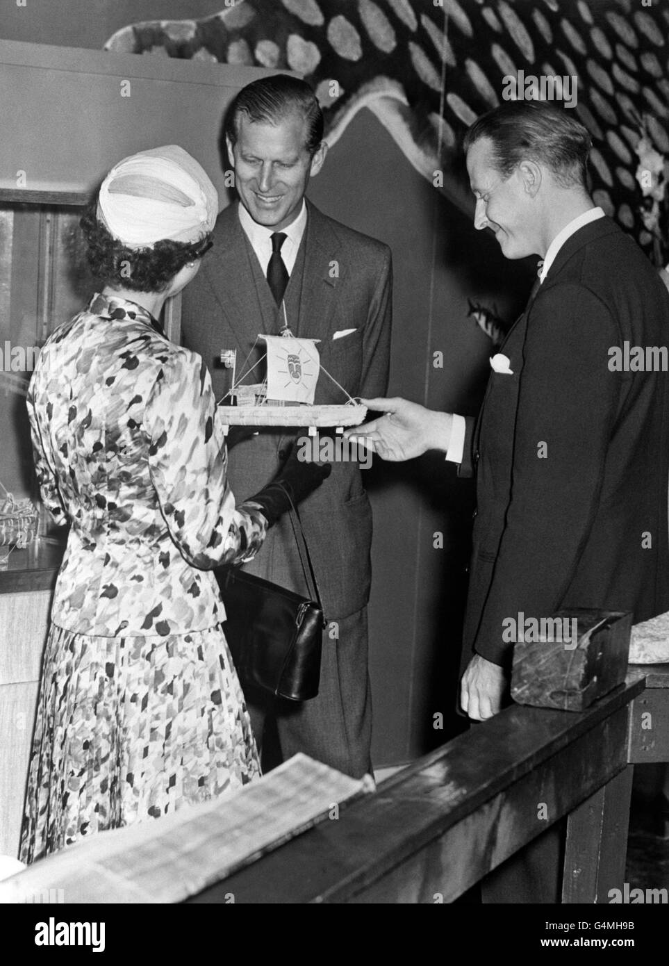 Königin Elizabeth II. Erhält von Thor Heyerdahl ein Modell des Kon Tiki-Floßes, auf dem er und fünf Gefährten 5,000 eine gefährliche 1948-Meilen-Überquerung des Pazifiks durchmachten. Sie besuchten das Norwegische Volksmuseum in Bygdo, direkt vor Oslo Stockfoto Königin Elizabeth II. Erhält von Thor Heyerdahl ein Modell des Kon Tiki-Floßes, auf dem er und fünf Gefährten 5,000 eine gefährliche 1948-Meilen-Überquerung des Pazifiks durchmachten. Sie besuchten das Norwegische Volksmuseum in Bygdo, direkt vor Oslo Stockfoto