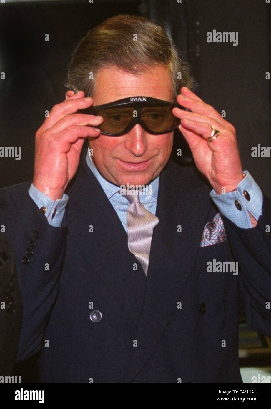Der britische Prinz Charles setzt am Freitag, den 11. Juni 1999, im neuen IMAX-Kino in London eine spezielle 3D-Brille auf. Der Prinz eröffnete offiziell das Kino, das die größte Leinwand in Großbritannien hat. Stockfoto