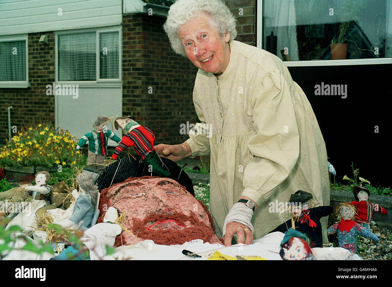 Die 67-jährige Marjorie Spiller mit einer der 47 Vogelscheuchen in ihrer Darstellung von Gullivers Reisen in Barton Mills in der Nähe von Mildenhall, Suffolk, wo Dorfbewohner versuchen, einen Platz im Guiness Buch der Rekorde zu bekommen, indem sie über 500 Vogelscheuchen zur Schau stellen. Stockfoto