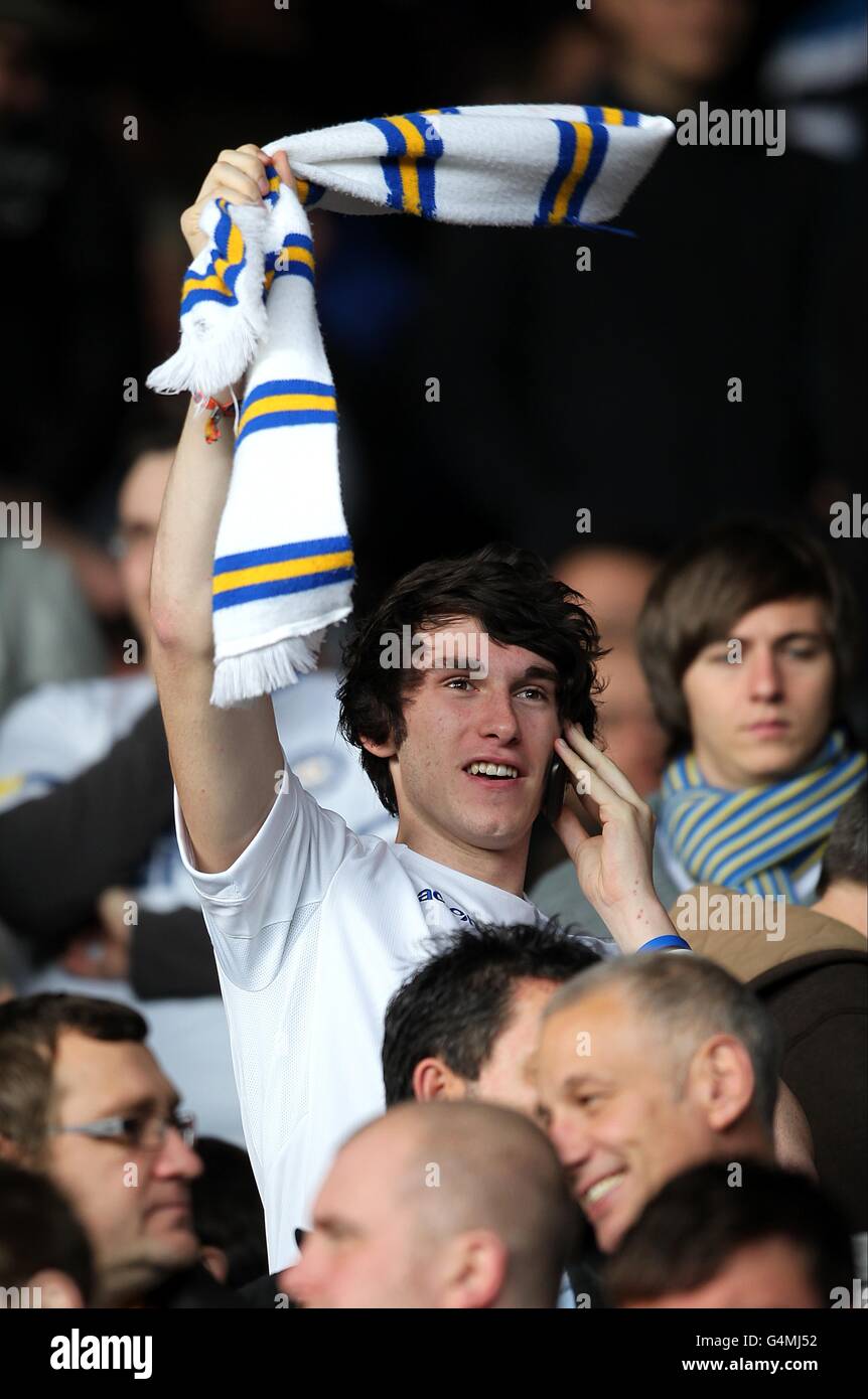 Fußball - npower Football League Championship - Leeds United / Cardiff City - Elland Road. Ein Fan von Leeds United zeigt seine Unterstützung auf den Tribünen Stockfoto