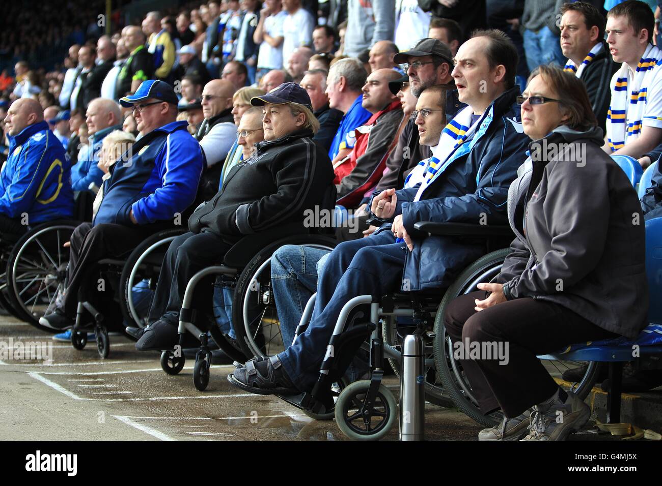 Fußball - npower Football League Championship - Leeds United / Cardiff City - Elland Road. Fans in Rollstühlen beobachten das Geschehen Stockfoto