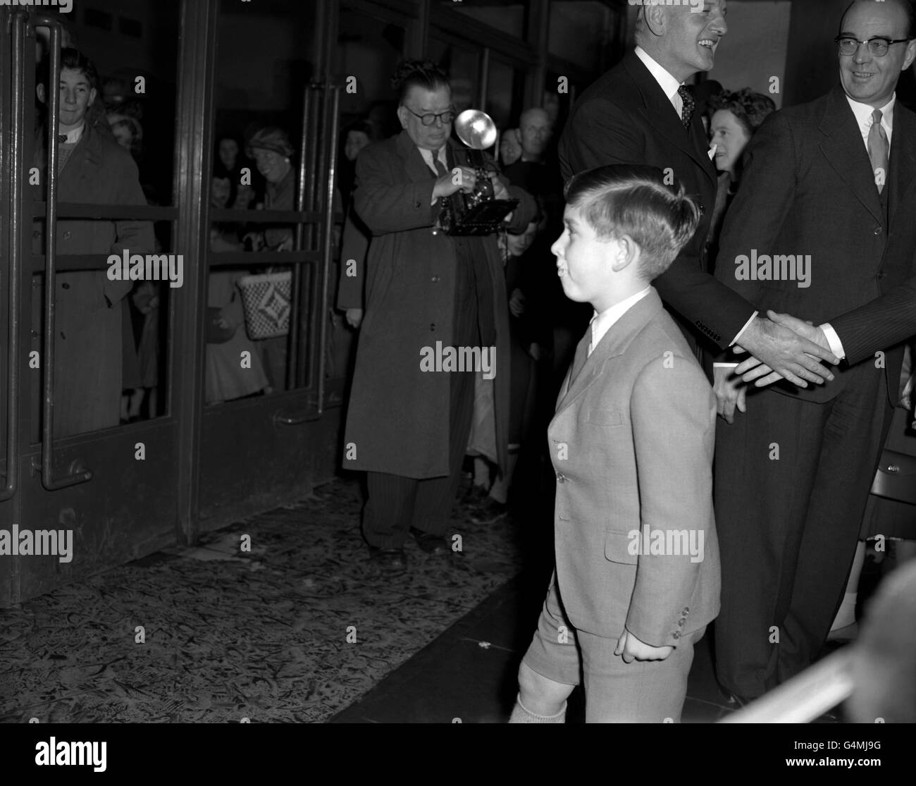 Prinz Charles kommt in Olympia, London, für die Nachmittagsvorstellung des Bertram Mill's Circus an. Er wurde von seinen Eltern, der Königin und dem Herzog von Edinburgh, und seiner Schwester, Prinzessin Anne begleitet. Stockfoto