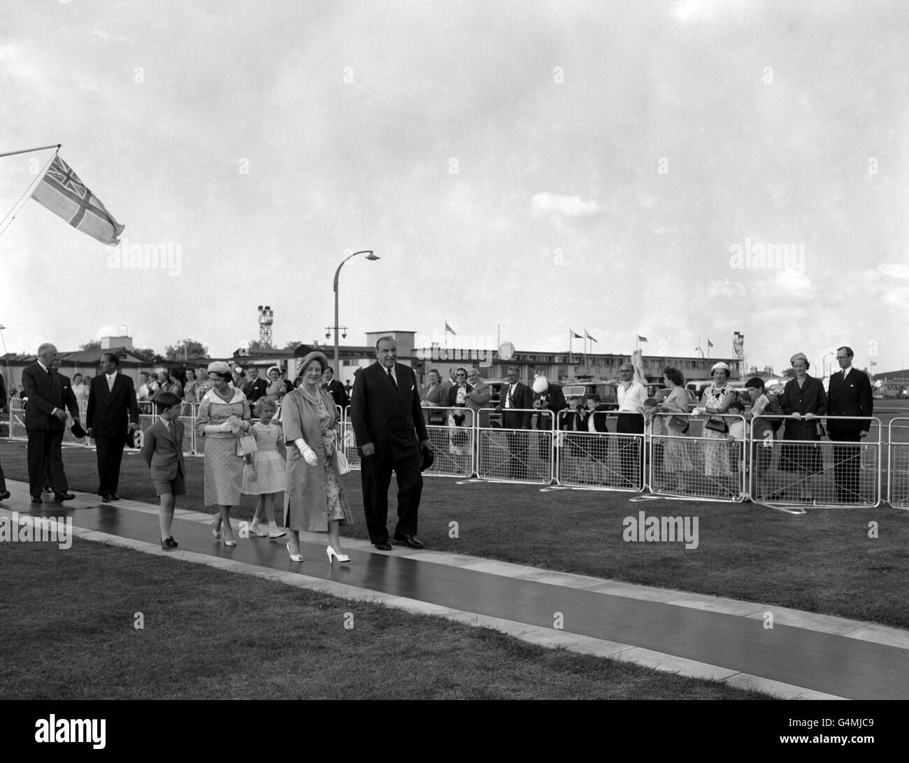 Prinz Charles läuft mit seiner Schwester, Prinzessin Anne, und Tante, Prinzessin Margaret, während sie der Queen Mother zum BOAC-Flugzeug am Flughafen Heathrow folgen. Die Königin Mutter machte sich auf den Weg nach Rhodesien und Nyasaland. Stockfoto