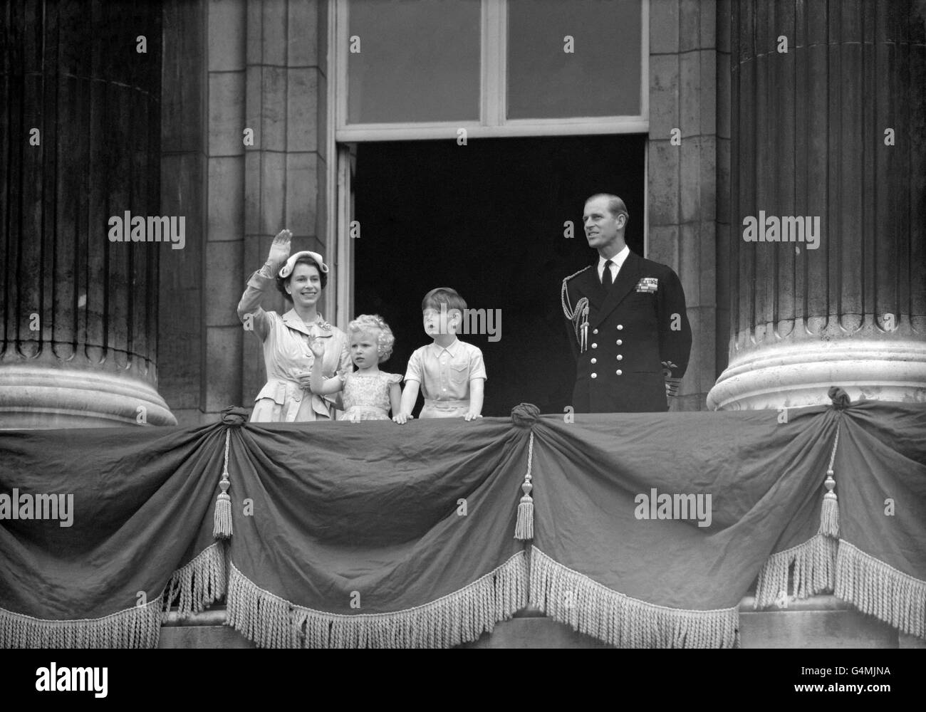 Prinz Charles und Prinzessin Anne stehen mit ihren Eltern, der Königin und dem Herzog von Edinburgh, nach ihrer Rückkehr von der Commonwealth-Tour auf dem Balkon des Buckingham Palace. Stockfoto