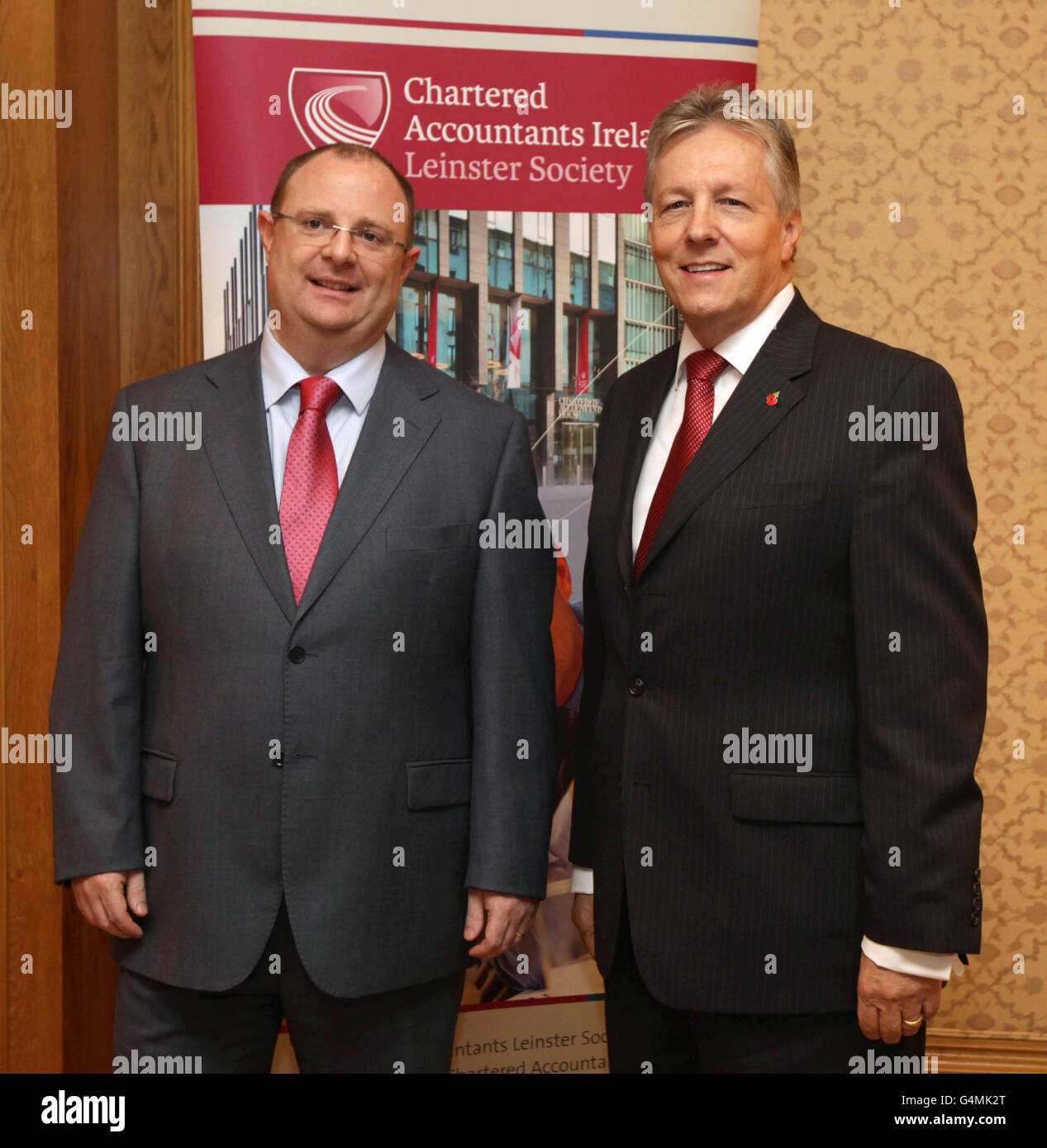 Der erste Minister von Nordirland, Peter Robinson, unterhielt sich mit dem Vorsitzenden Frank Gannon beim November-Mittagessen der Leinster Society of Chartered Accountants im Four Seasons Hotel in Dublin. Stockfoto