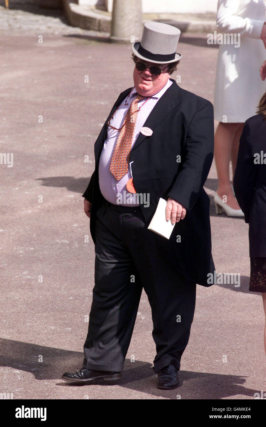 Ein großer, elegant gekleideter Rennfan mit Zylinderhut nimmt am ersten Tag des jährlichen Royal Ascot Pferderenntreffens Teil. Stockfoto