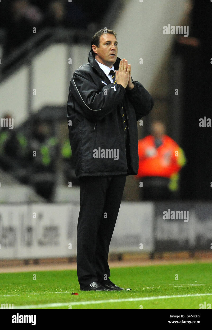 Fußball - npower Football League Championship - Derby County / Cardiff City - Pride Park. Der Manager von Cardiff City, Malky Mackay, steht an der Touchline Stockfoto