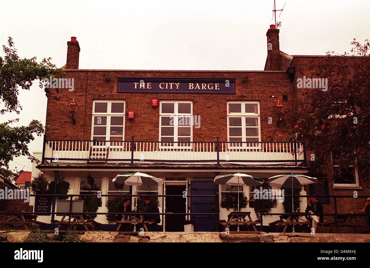 Der Pub City Barge in Chiswick, London, diente als Drehort im Beatles-Film „Help!“. Ringo Starr wurde, nachdem er die Bösewichte des Films gesehen hatte, in den Keller des Pubs geschoben. Der Pub hat keinen. Die Innenaufnahmen wurden in den Twickenham Studios gedreht. * der Film wurde hauptsächlich aus steuerlichen Gründen in Österreich und den Bahamas gedreht, aber einige britische Drehorte wurden verwendet. Stockfoto
