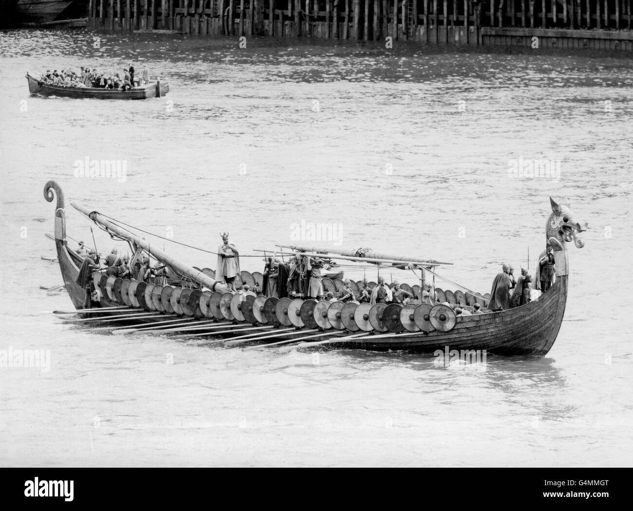 Wikinger-Langschiff "Hugin", wie es die Besatzung der Wikinger Krieger rudern vom Tower Pier nach Richmond in Surrey. Es nimmt an zahlreichen Veranstaltungen Teil, um der Landung der nordischen Führer Hengist und Horsa in Broadstairs an der Küste von Kent vor 1500 Jahren zu gedenken. Stockfoto