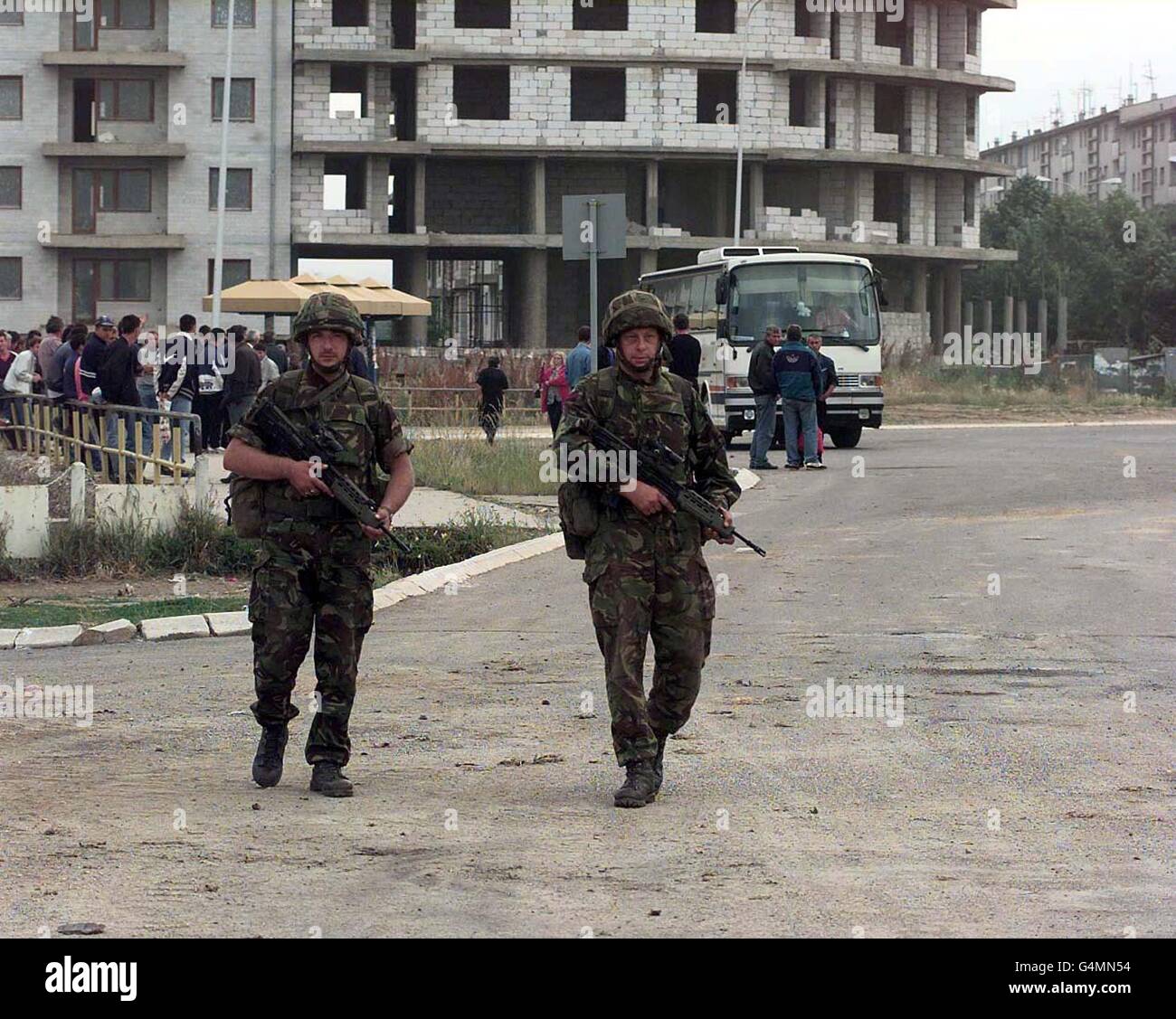Die irischen Guardians Don Nicolson aus Belfast (links) und Jimmy Stanton aus London patrouillieren durch die Straßen von Pristina im Kosovo. Stockfoto