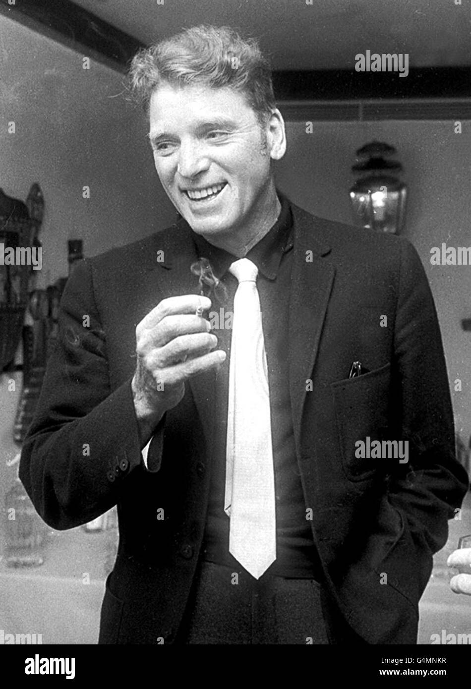 Burt Lancaster in London bei einem eintägigen Besuch, um Sir Laurence Olivier zu treffen, um gemeinsam über ihren bevorstehenden Film „Khartum“ zu sprechen. Stockfoto