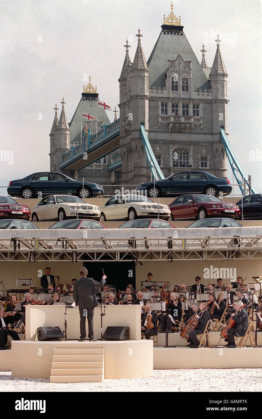 Die Londoner Tower Bridge bildet eine beeindruckende Kulisse für die Markteinführung des Rover 75. Das Royal Philharmonic Concert Orchestra spielte auch ein 10-minütiges Stück, das von Eurythmics-Rockstar Dave Stewart geschrieben und komponiert wurde, um den Start des neuen Fahrzeugs zu markieren. * das ist das Ergebnis eines vierjährigen, 700 Millionen Investitionsprogramms, das BMW-eigene Rover hofft, wird seine jüngste Umsatzeinbruch zu stoppen. Stockfoto