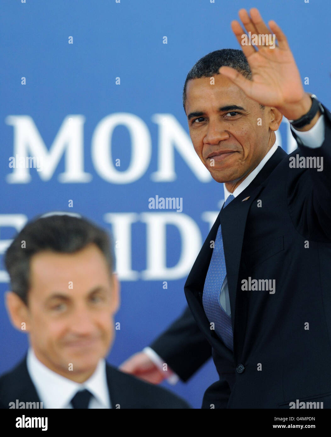 Der französische Präsident Nicolas Sarkozy begrüßt US-Präsident Obama beim G20-Gipfel in Cannes, Frankreich. Stockfoto