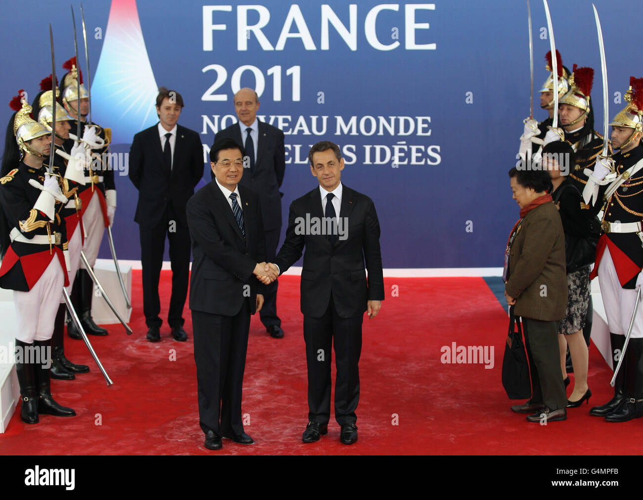 Der Präsident der Volksrepublik China Hu Jintao wird vom französischen Präsidenten Nicolas Sarkozy beim G20-Gipfel in Cannes, Frankreich, begrüßt. Stockfoto