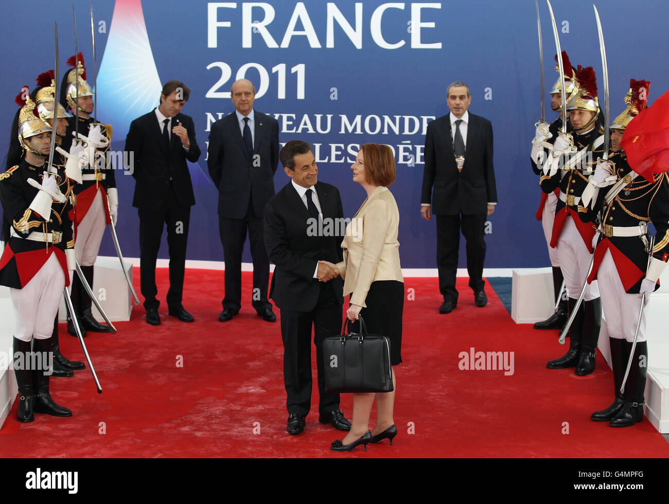 Die australische Premierministerin Julia Gillard wird vom französischen Präsidenten Nicolas Sarkozy beim G20-Gipfel in Cannes, Frankreich, begrüßt. Stockfoto