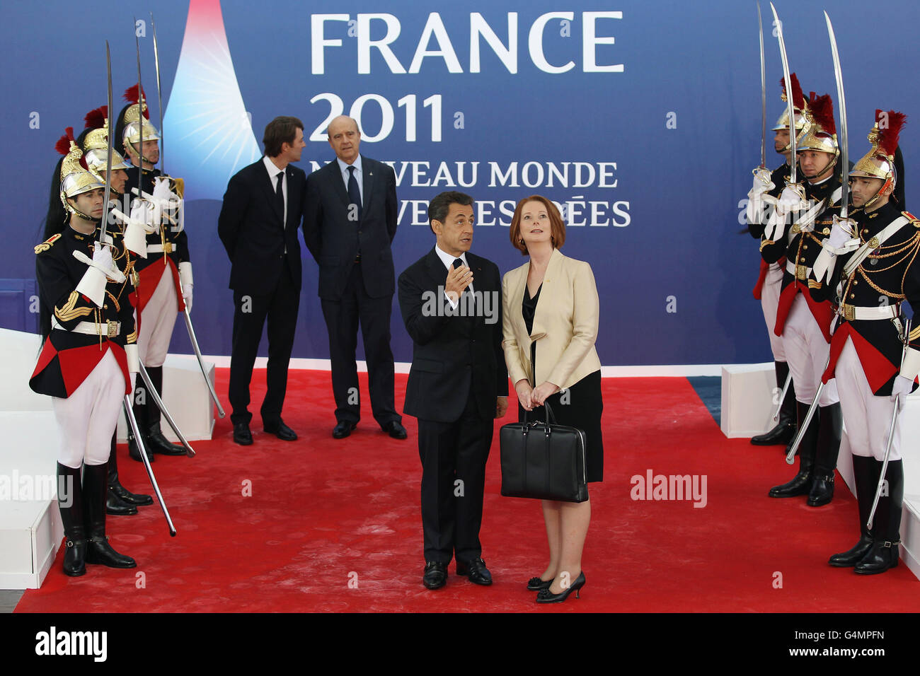 Die australische Premierministerin Julia Gillard wird vom französischen Präsidenten Nicolas Sarkozy beim G20-Gipfel in Cannes, Frankreich, begrüßt. Stockfoto