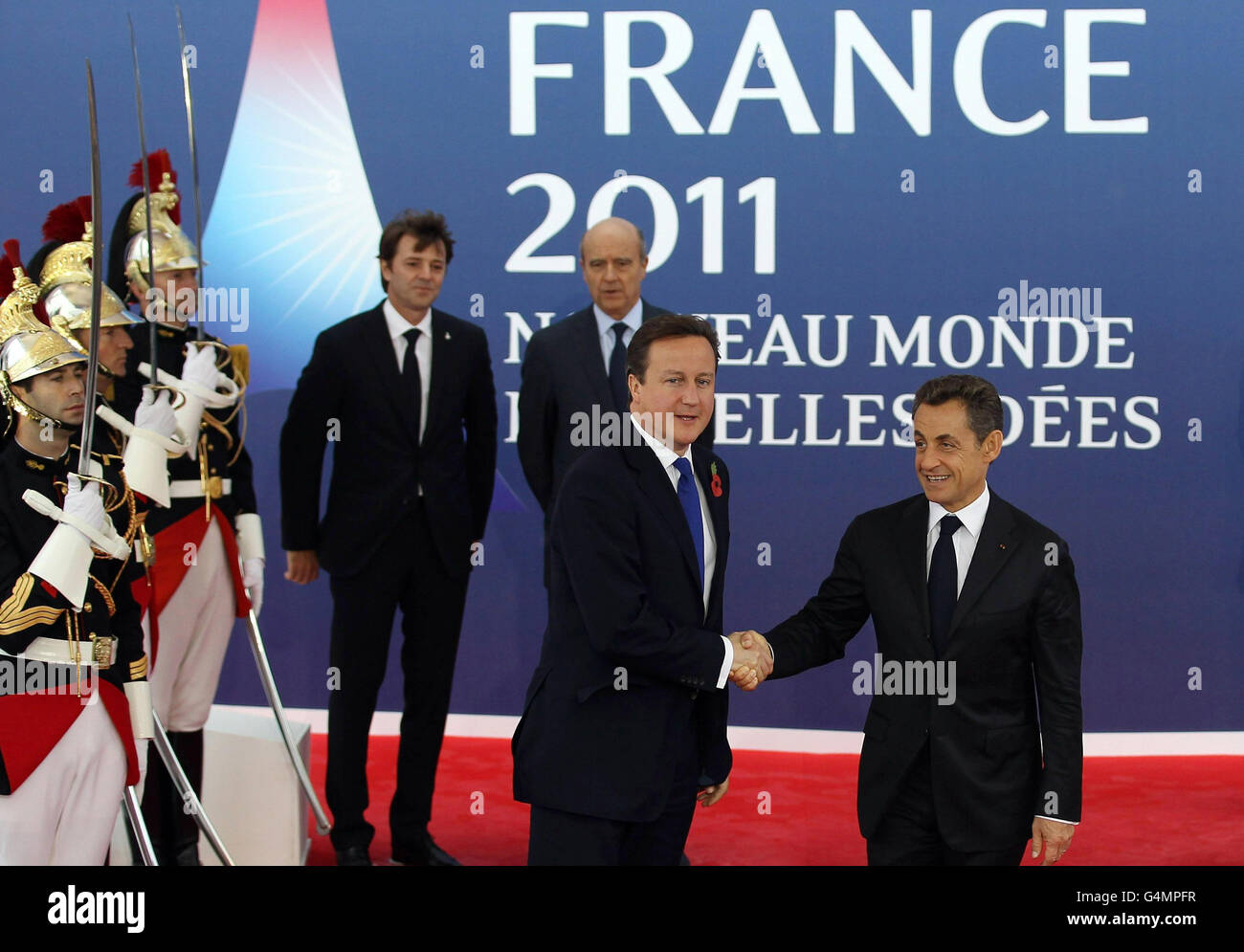 Der französische Präsident Nicolas Sarkozy begrüßt den britischen Premierminister David Cameron beim G20-Gipfel in Cannes, Frankreich. Stockfoto