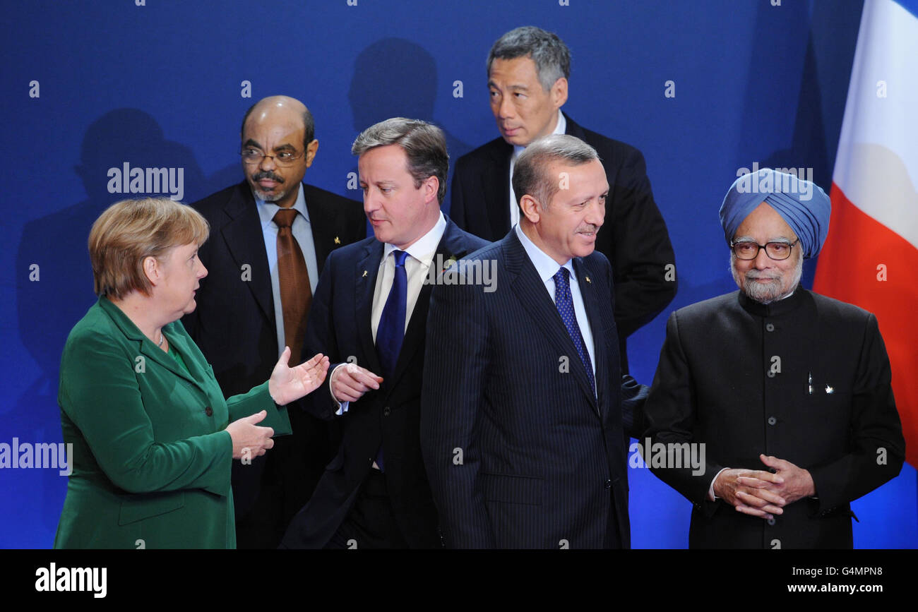 Am ersten Tag des G20-Gipfels in Cannes, Frankreich, unterhält sich der britische Premierminister David Cameron mit Bundeskanzlerin Angela Merkel und anderen Staats- und Regierungschefs der G20, darunter Premierminister Meles Zenawi aus Äthiopien, Premierminister Lee Loong aus Singapur, der türkische Premierminister Recep Tayyip Erdogan und der indische Premierminister Manmohan Singh. Stockfoto