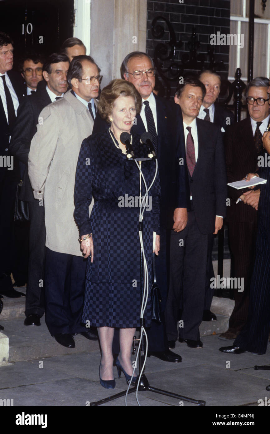 Premierministerin Margaret Thatcher und der neue Bundeskanzler Helmut Kohl (c) bei einer Pressekonferenz vor der Downing Street 10 während des Besuchs der neuen Bundeskanzlerin. Stockfoto
