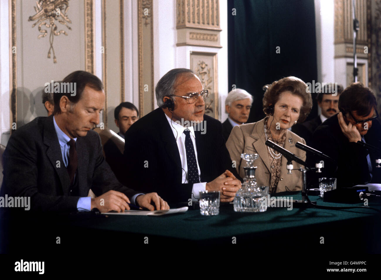 Bundeskanzler Helmut Kohl (c) und Premierministerin Margaret Thatcher (r) halten eine Pressekonferenz in der Downing Street 10 ab, Stockfoto