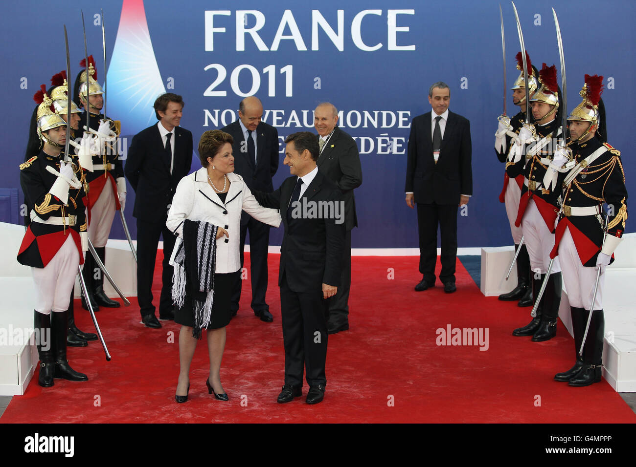 Die brasilianische Präsidentin Dilma Rousseff wird vom französischen Präsidenten Nicolas Sarkozy beim G20-Gipfel in Cannes, Frankreich, begrüßt. Stockfoto