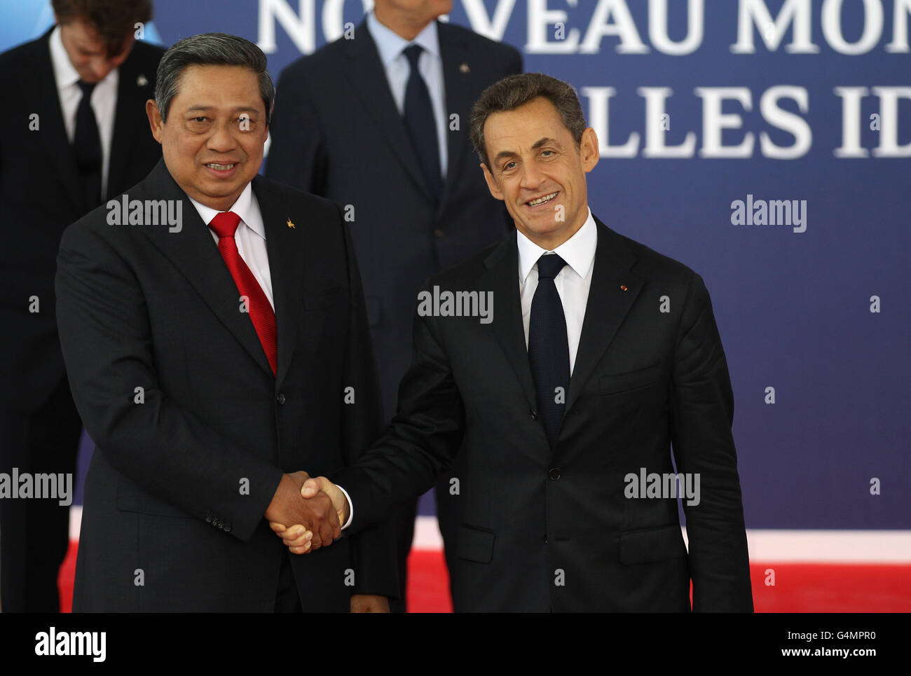 Der indonesische Präsident Susilo Bambang Yudhoyono wird vom französischen Präsidenten Nicolas Sarkozy bei der G20 in Cannes, Frankreich, begrüßt. Stockfoto