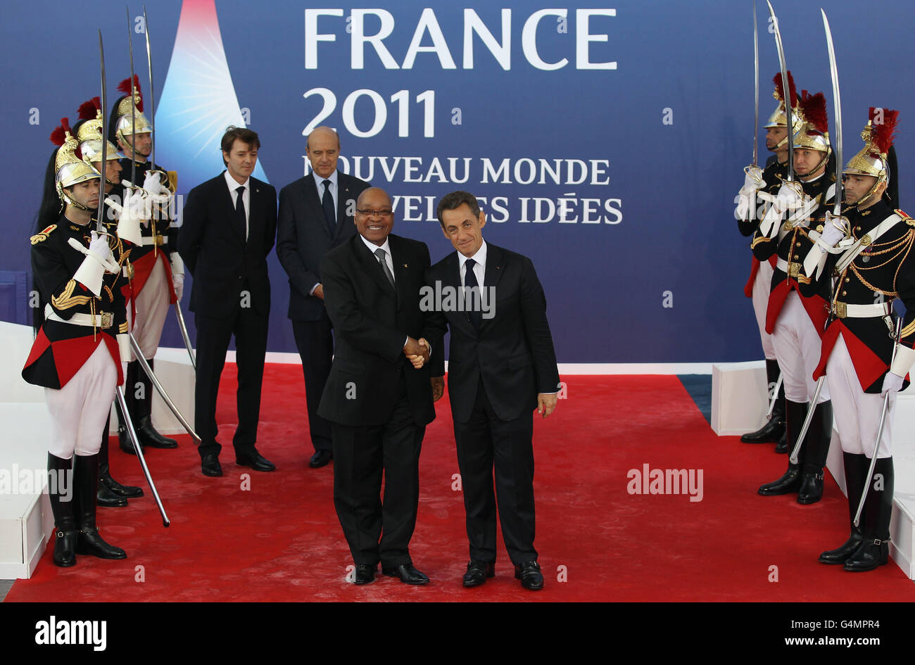 Der Präsident Südafrikas, Jacob Zuma, wird vom französischen Präsidenten Nicolas Sarkozy bei der G20 in Cannes, Frankreich, begrüßt. Stockfoto