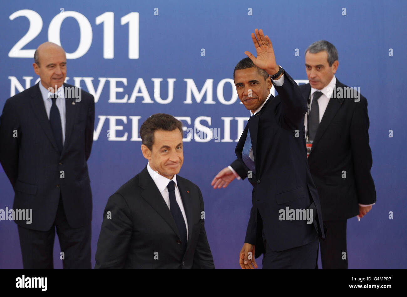 US-Präsident Barack Obama winkt, nachdem er vom französischen Präsidenten Nicolas Sarkozy bei der G20 in Cannes, Frankreich, begrüßt wurde. Stockfoto