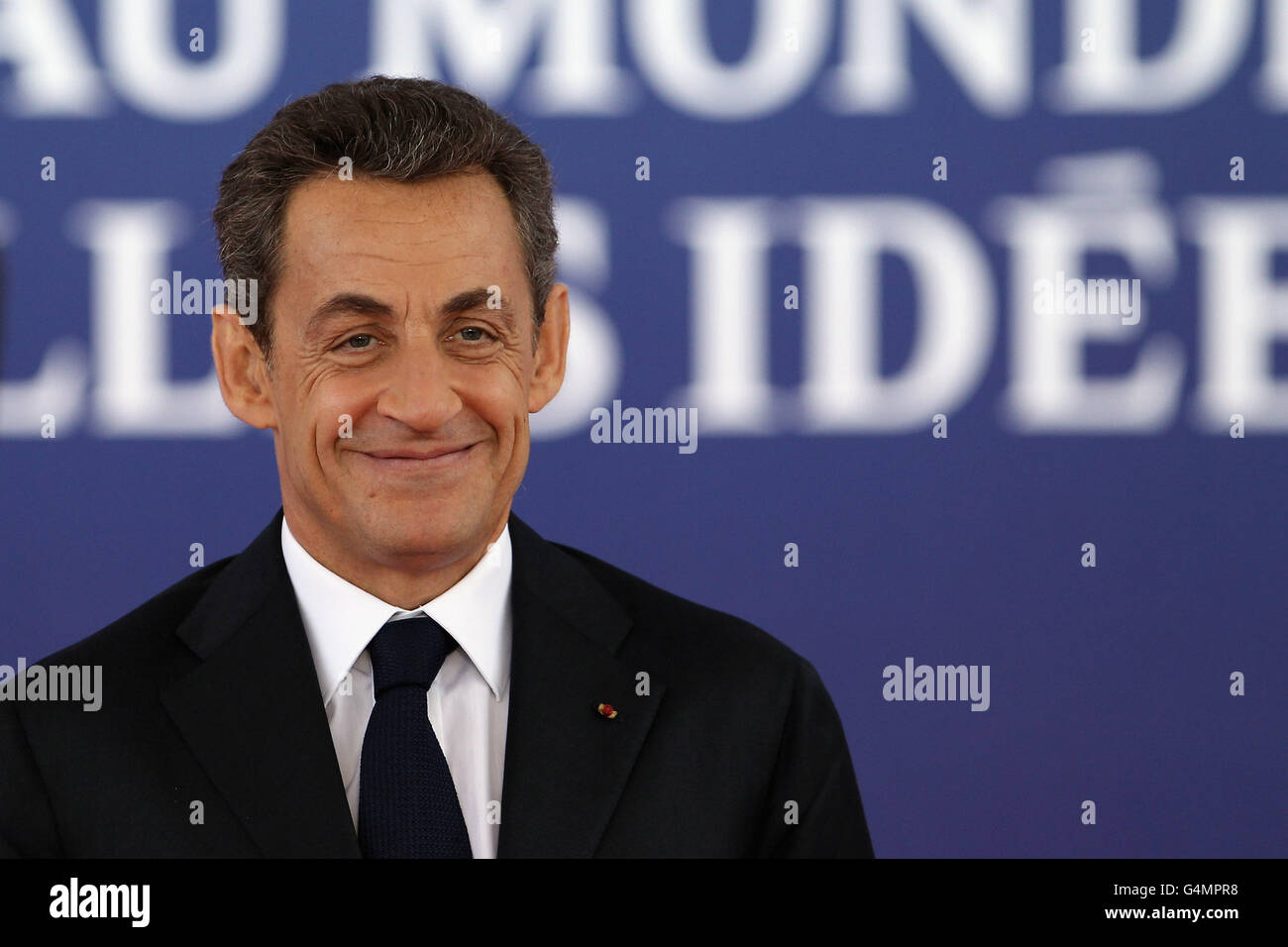 Der französische Präsident Nicolas Sarkozy wartet darauf, die Staatsoberhäupter beim G20-Gipfel in Cannes, Frankreich, zu begrüßen. Stockfoto