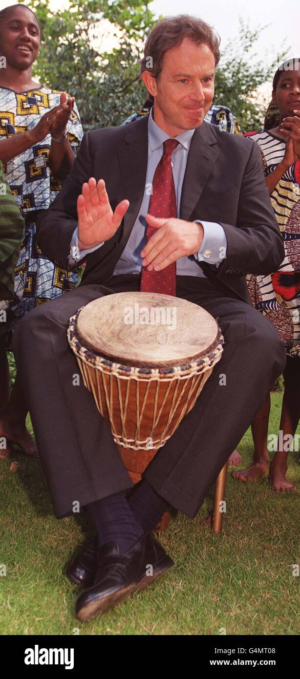 Premierminister Tony Blair versucht sich heute Morgen beim Start der National Foundation for Youth Music in der Downing Street in London an den Trommeln. * die Stiftung wird vom Arts Council of England mit 30 Millionen Lotterie-Geldern unterstützt und wird jungen Menschen unabhängig von ihrem Hintergrund den Zugang zu qualitativ hochwertigen Musikunterricht erleichtern. Dem Premierminister schlossen sich die Clapton Park Estate Drumming School und Mitglieder des Centre for Young Musicians aus Hackney in London an. Sehen Sie sich die PA-Geschichte an. Stockfoto