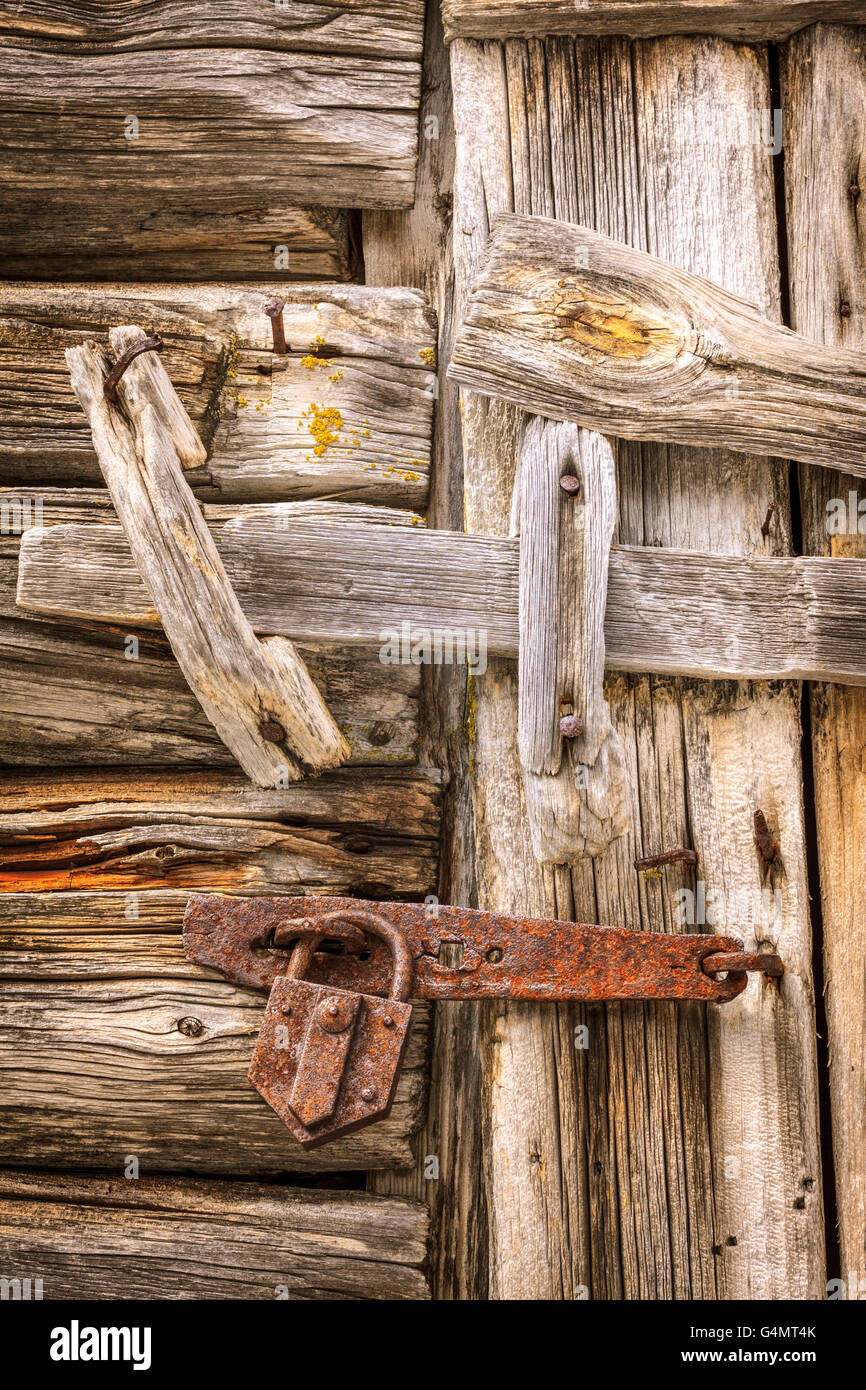 Eine alte Holzscheit Tür geschlossen, verschlossen und verriegelt mit einem  Login-Strahl und eine rostige Schloss knacken aus Gusseisen Stockfotografie  - Alamy