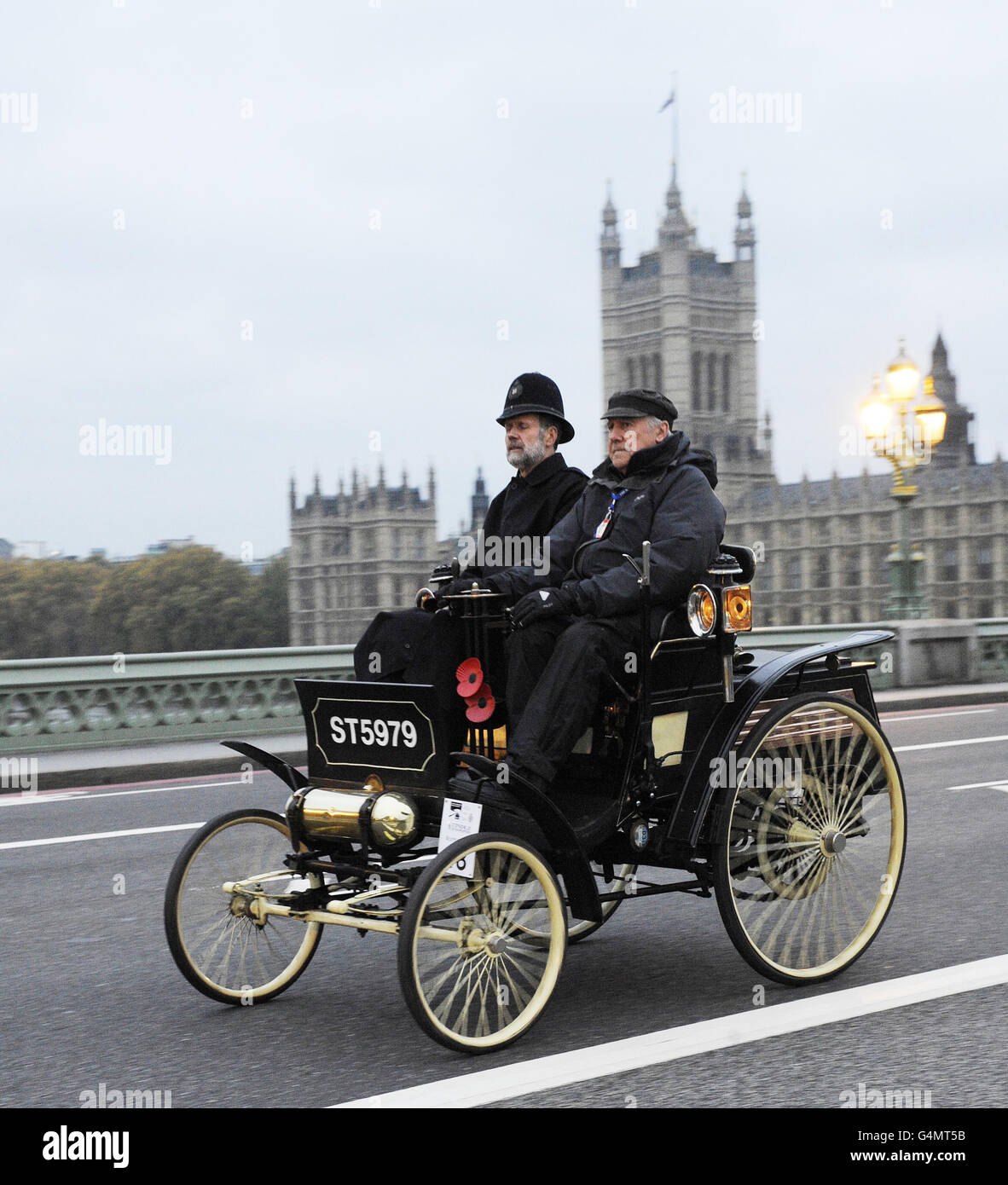 Rodney Safe (rechts) von Hampshire mit einem 1898 Benz Dogcart, über Westminster Bridge, London, während der 78. London nach Brighton Veteran Car Run. Stockfoto