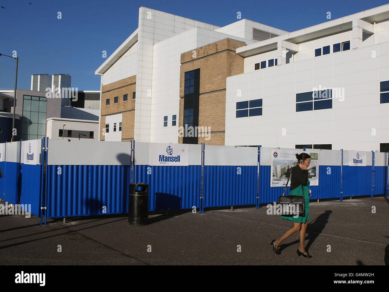 Der Vordereingang der University of Edinburgh Medical School, wo JK Rowling eine Zeitkapsel vergrub, um den Beginn der Bauarbeiten an einer Forschungsklinik für Patienten mit neurodegenerativen Erkrankungen an der University of Edinburgh Medical School zu markieren. Stockfoto