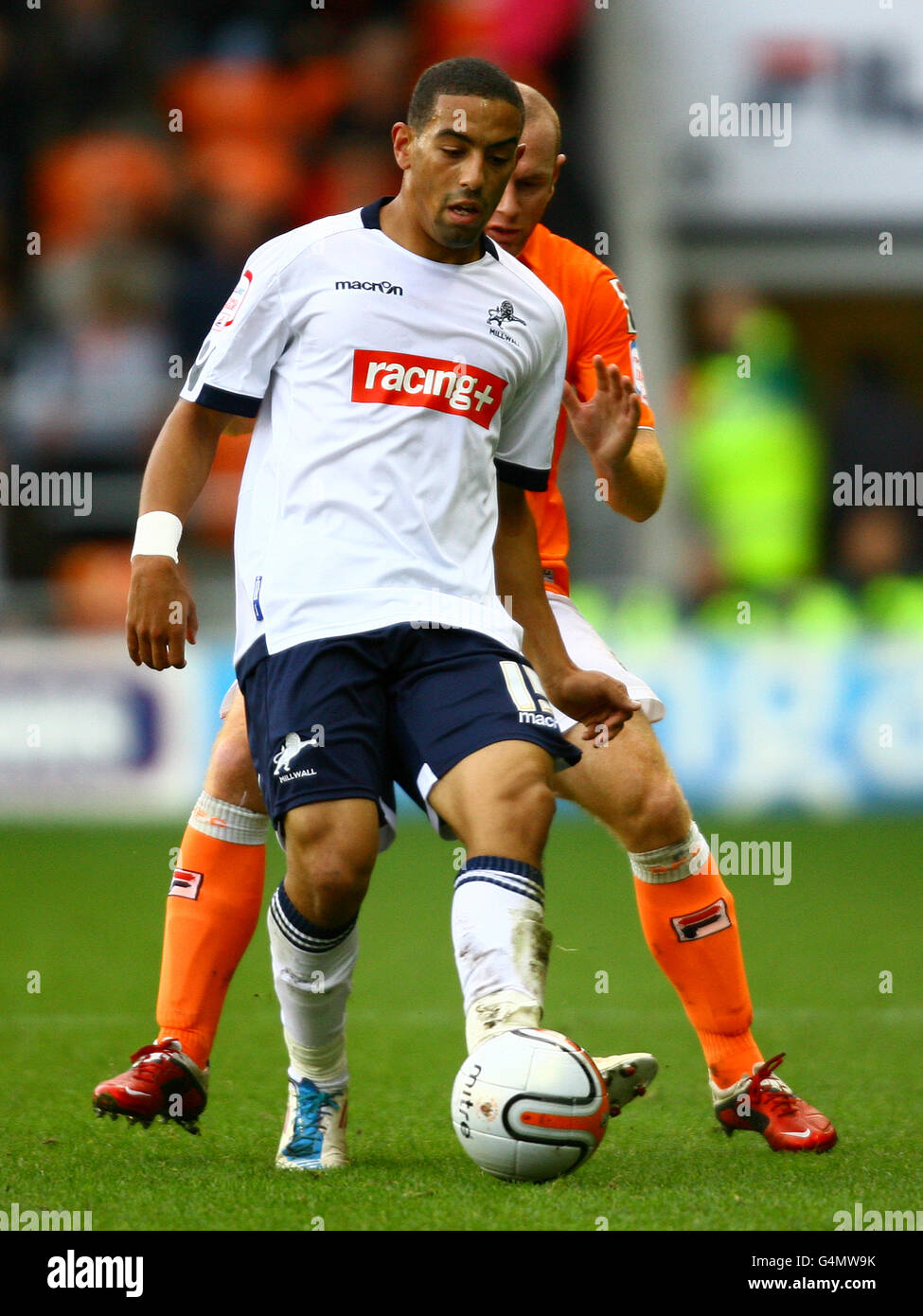 Fußball - npower Football League Championship - Blackpool / Millwall - Bloomfield Road. Stephen Crainey von Blackpool und Liam Feeney von Millwall kämpfen um den Ball Stockfoto