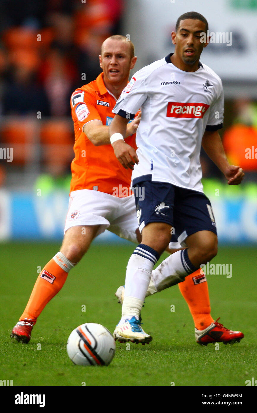 Fußball - npower Football League Championship - Blackpool / Millwall - Bloomfield Road. Blackpool's Stephen Crainey und Millwall's Liam Feeney (rechts) kämpfen um den Ball Stockfoto