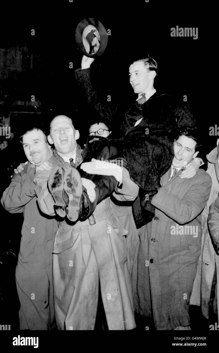 Tony Benn feiert die Beibehaltung des Sitzes der Labour-Partei bei den Nachwahlen in Bristol im Südosten. 27/6/99: Benn wird bei den nächsten Parlamentswahlen als Abgeordneter zurücktreten, aber Benn betonte, dass ein Austritt aus dem Parlament nicht das Ende seiner politischen Karriere markieren würde. * gab seine Entscheidung in einem Brief an die Labour Party in seinem Wahlkreis in Chesterfield bekannt. Stockfoto