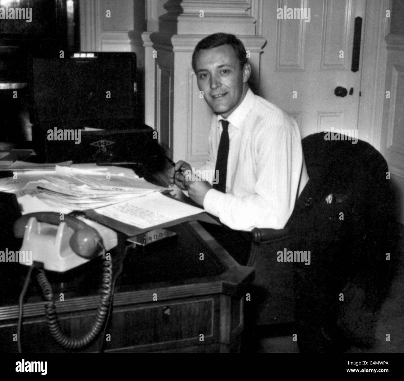Tony Benn wurde vom Labour-Premierminister Harold Wilson zum Postmaster-General ernannt. 27/6/99: Benn wird sich bei den nächsten Parlamentswahlen als Abgeordneter zurückstellen, hat aber betont, dass ein Austritt aus dem Parlament nicht das Ende seiner politischen Karriere bedeutet. * gab seine Entscheidung in einem Brief an die Labour Party in seinem Wahlkreis in Chesterfield bekannt. Stockfoto