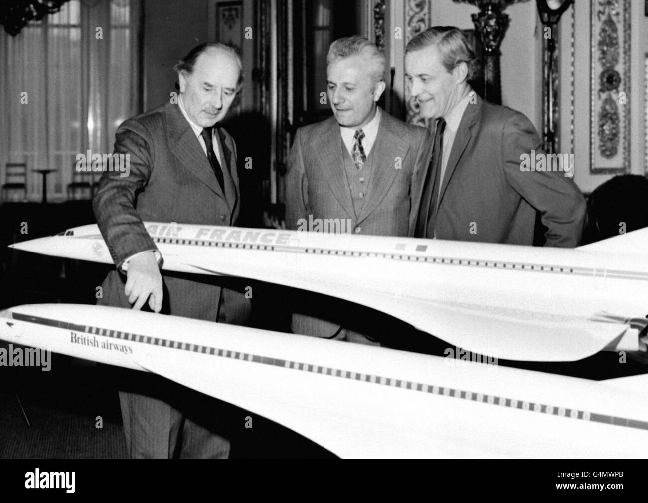 Tony Benn (R) mit Industrieminister Lord Beswick (L) und dem französischen Verkehrsminister M. Marcel Cavaille über die Fortschritte der Concorde. 27/6/99: Der langjährige Labour-Linksinger kündigte an, dass er bei den nächsten Parlamentswahlen als Abgeordneter zurücktreten werde. * Herr Benn hat seine Entscheidung in einem Schreiben an die Labour Party in Chesterfield in seinem Wahlkreis bekanntgegeben, aber er betonte, dass ein Austritt aus dem Parlament nicht das Ende seiner politischen Laufbahn markieren würde. Stockfoto