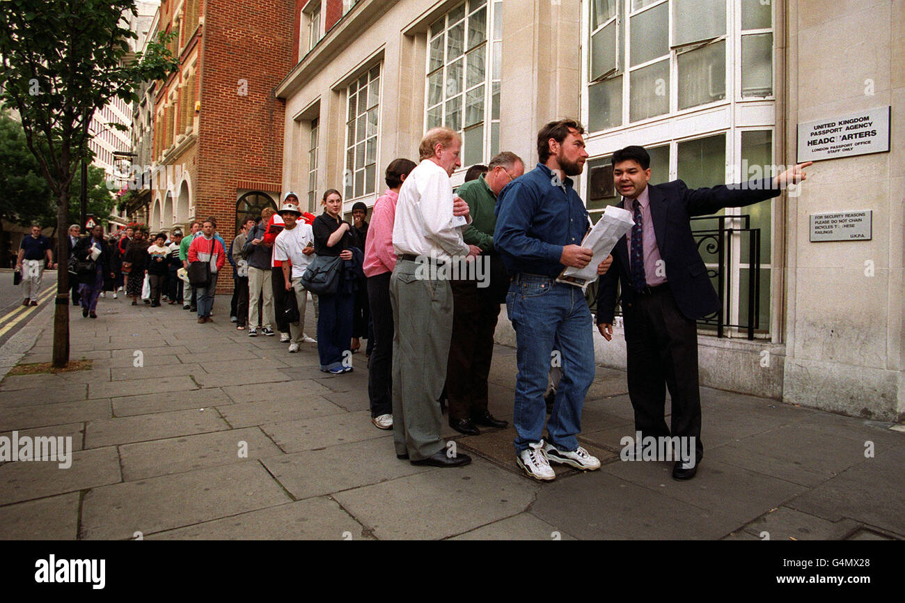 Hoffnungsvolle Urlauber Schlange vor dem Passbüro in Londons Kleinfrankreich. Die Mitarbeiter haben einige Passinhaber kostenlos zwei Jahre Verlängerung zu versuchen und zu erleichtern den Rückstand der Menschen versuchen, Anwendungen verarbeitet zu bekommen. *der Verlängerungsstempel lautet: 'PASSBÜRO, LONDON dieser Reisepass ist hiermit ausnahmsweise gültig bis zum 28. Juni 2001'. Stockfoto