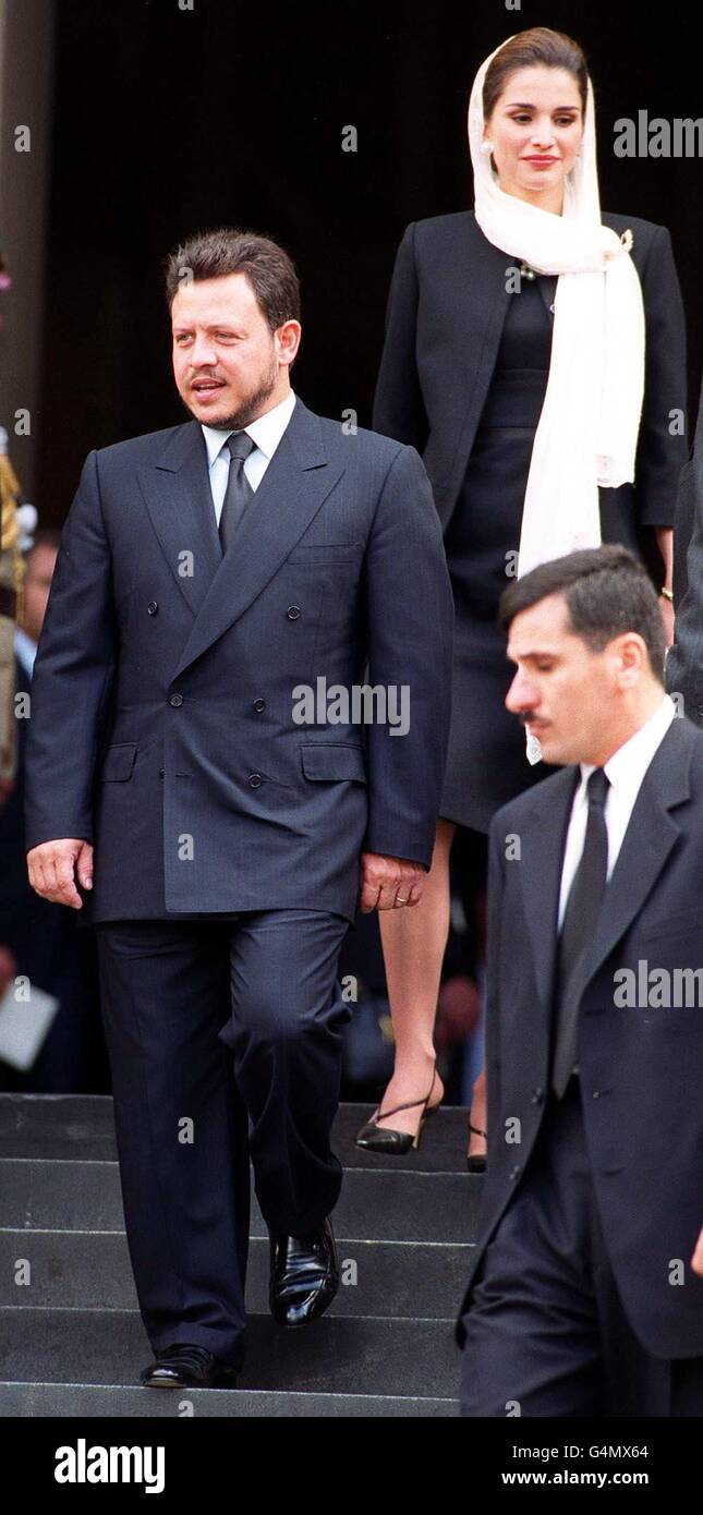 Jordaniens König Abdullah II. (R) und seine Frau Königin Rania verlassen den Gedenkgottesdienst für seinen Vater, den verstorbenen König Hussein von Jordanien, in der St. Pauls Cathedral in London. Mehr als 2,000 Personen nahmen an dem einstündigen Dienst Teil. * ...in Erinnerung an den König, der im Februar 1999 an Krebs starb. Stockfoto