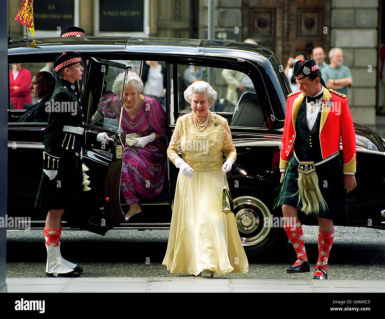Die Königin wird von General David Thomson (rechts) vor der Tür der Versammlungsräume in Edinburgh empfangen, als sie zum Argyll und Sutherland Highlanders Dinner eintraf. Stockfoto