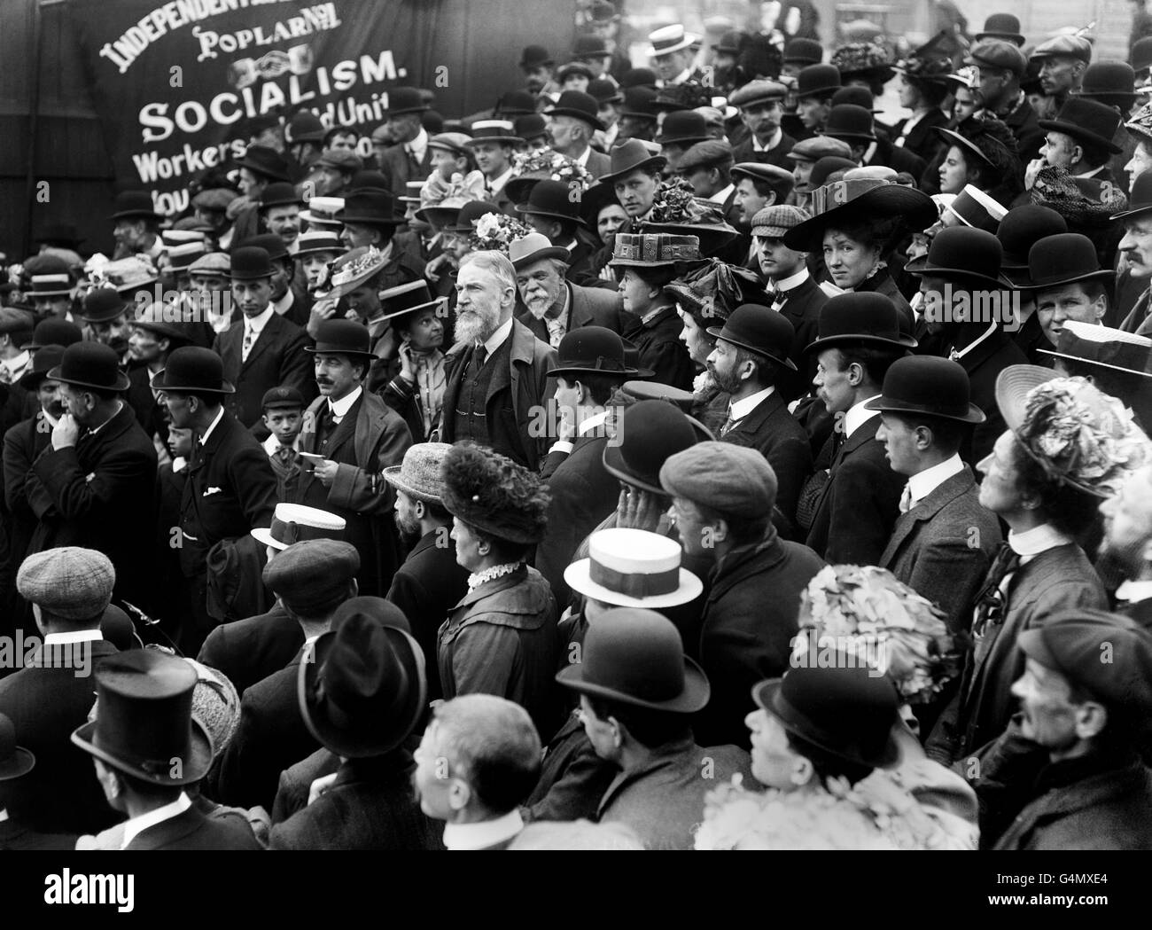 Ein Gesicht in der Menge, George Bernard Shaw (Mitte/Bart), irischer Dramatiker und Kritiker. Er war ein aktiver Sozialist und wurde Mitglied der Fabian Society, aber seine Hauptwerke sind eher als satirische Angriffe als politische Trakte wirksam. Trafalgar Square, London, C1910. Stockfoto