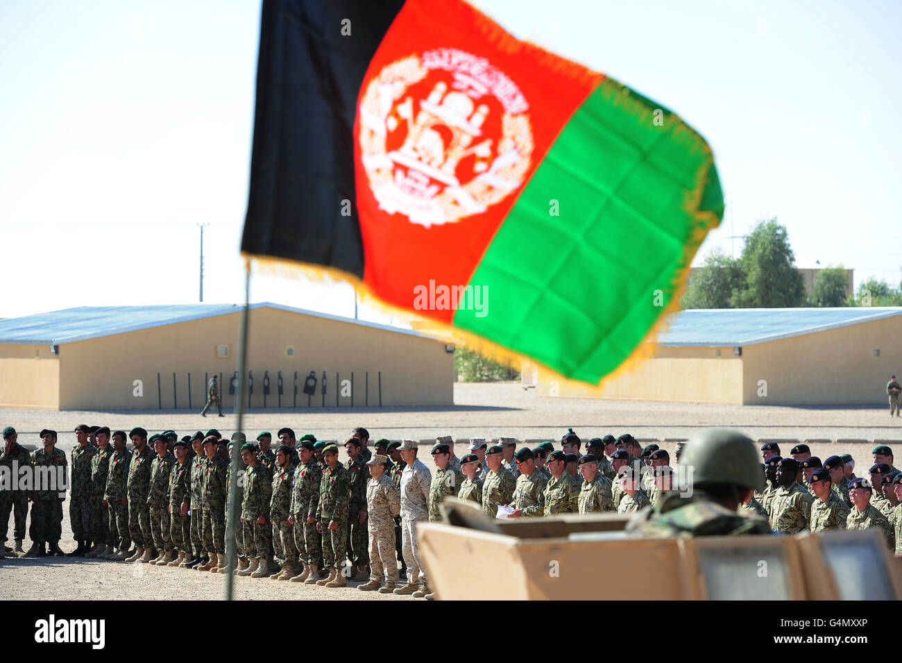 Britische und afghanische Truppen stehen im Camp Shorabak in der Provinz Helmand in Afghanistan Seite an Seite, um das Gedenken erstmals gemeinsam während einer Sonderparade zu markieren. Stockfoto