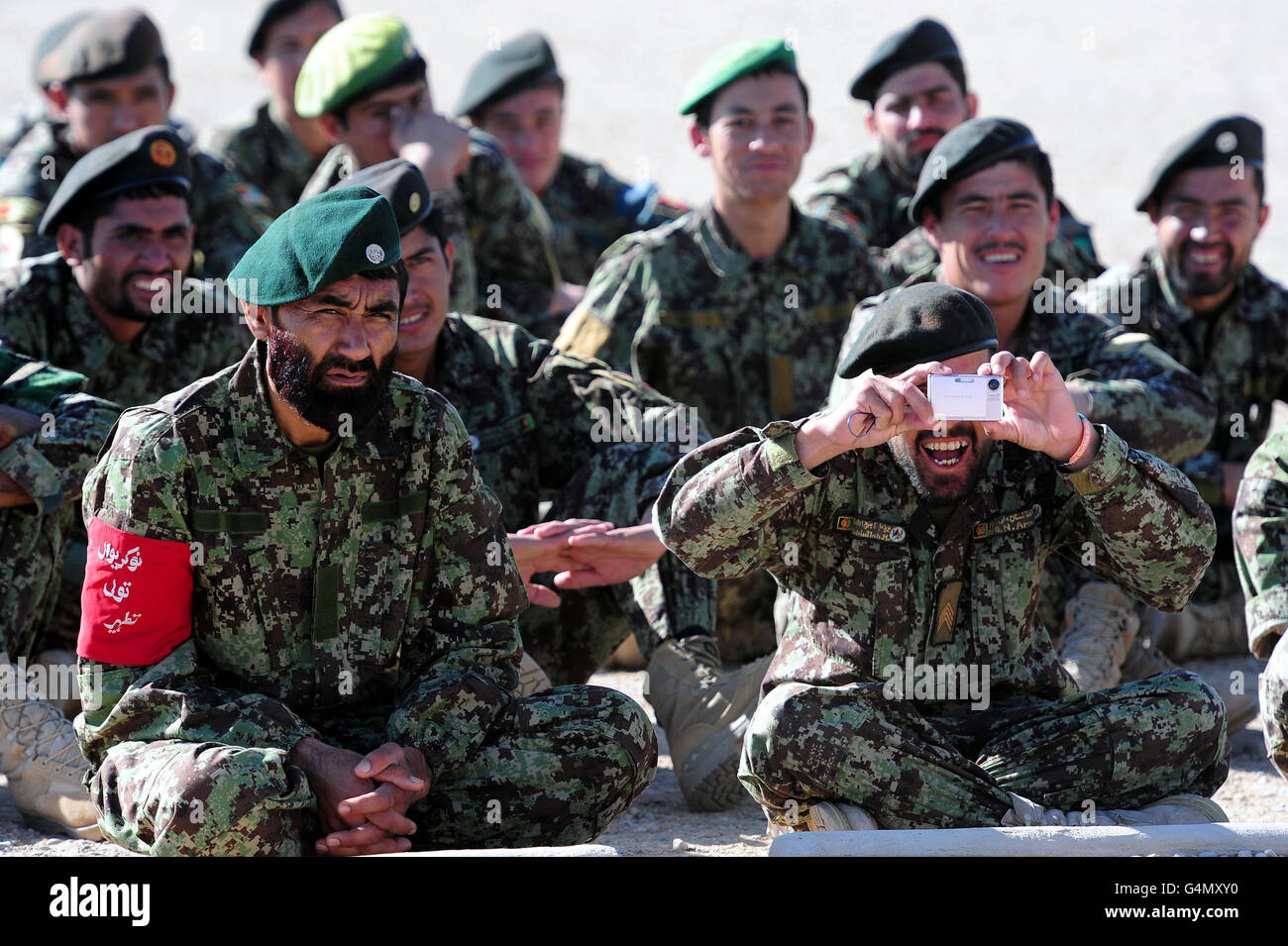 Afghanische Truppen im Camp Shorabak in der Provinz Helmand in Afghanistan vor einem Sondergottesdienst zum Gedenken an das Gedenken erstmals gemeinsam mit britischen Soldaten. Stockfoto