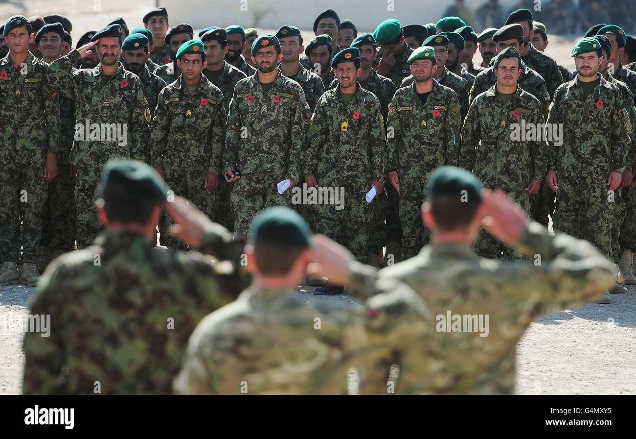 Britische und afghanische Truppen stehen im Camp Shorabak in der Provinz Helmand in Afghanistan Seite an Seite, um das Gedenken erstmals gemeinsam während einer Sonderparade zu markieren. Stockfoto