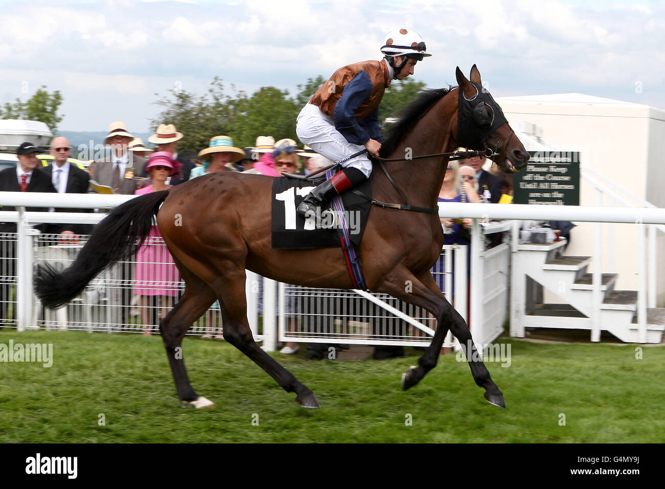 Pferderennen - 2011 Glorious Goodwood Festival - Glorious Sussex Stakes Day - Goodwood Racecourse. Raslan unter Adam Beschizza geht für die Goodwood Stakes auf den Posten Stockfoto