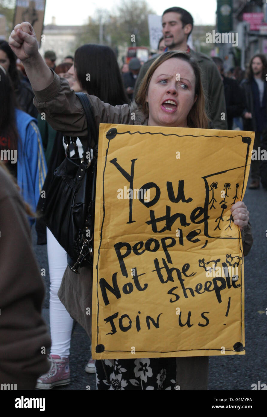 Demonstranten aus der Occupy Dame Street begehen den einmonatigen Jahrestag der Proteste, die vor der irischen Zentralbank in der Dame Street in Dublin abgehalten werden. Stockfoto